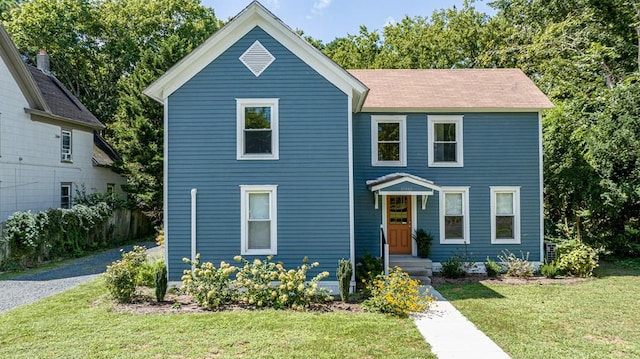 view of front of property featuring a front lawn