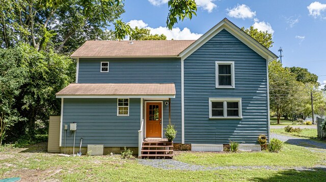 view of front of property featuring a front lawn