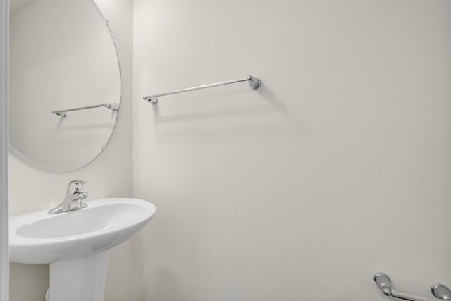 bathroom featuring a sink