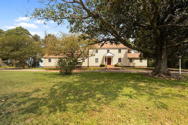 view of front facade featuring a front lawn