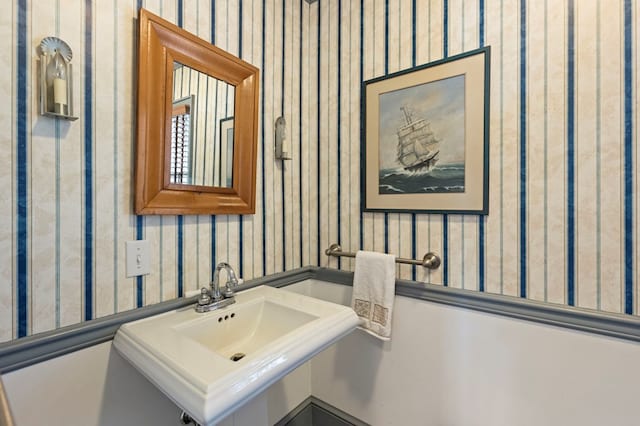 bathroom featuring sink