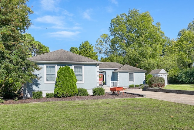 view of front of property featuring a front yard