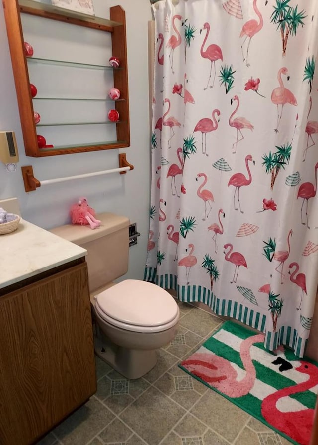 bathroom with a shower with curtain, vanity, and toilet