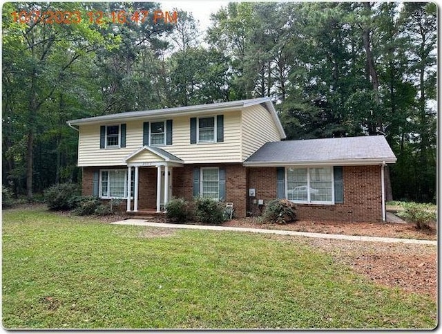 view of front facade with a front yard