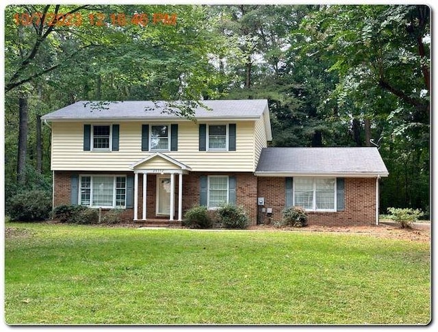 view of front of property featuring a front yard