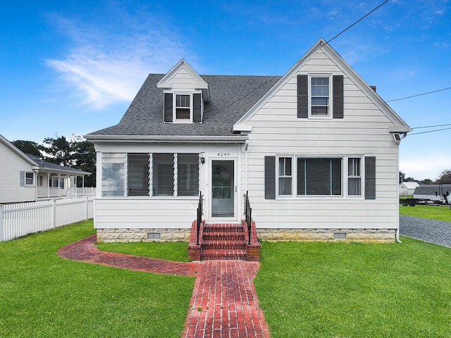 view of front of property featuring a front lawn