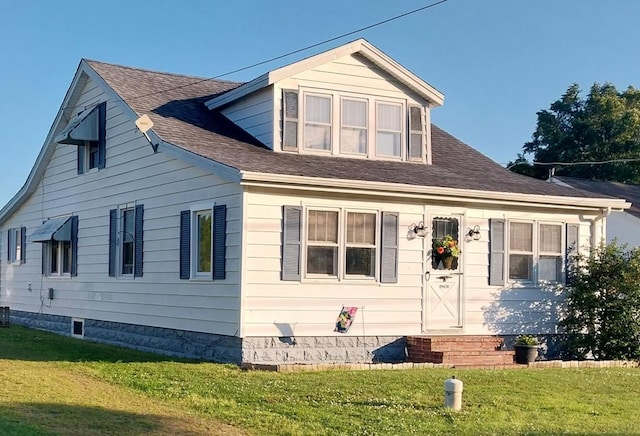 view of front of property featuring a front lawn