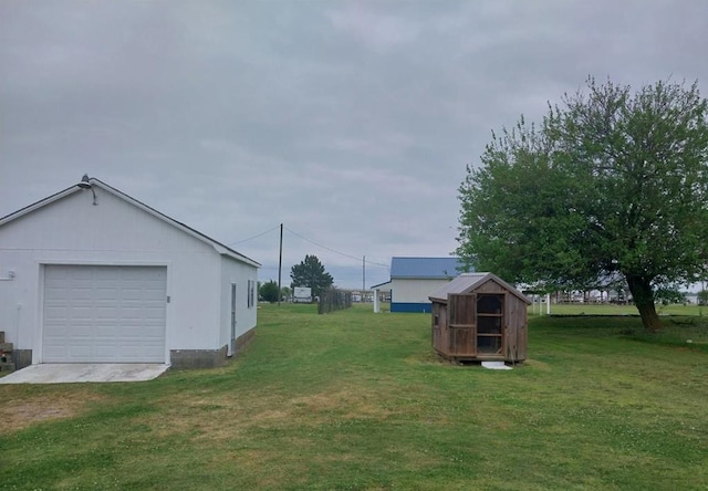 view of yard with a storage shed