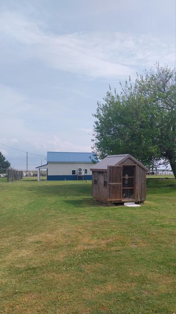 view of yard featuring a shed