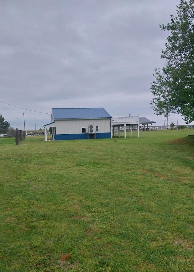 view of yard with an outbuilding