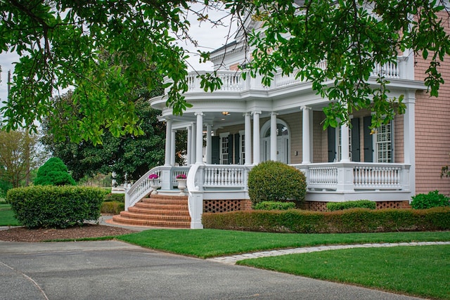 view of front of house featuring a porch and a front lawn