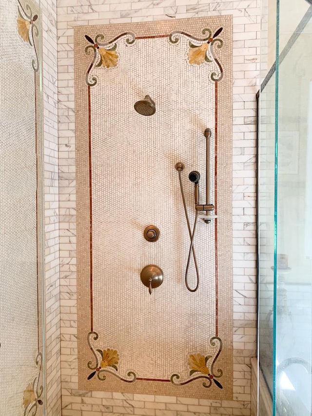 interior details with a tile shower