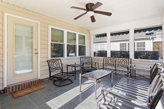 sunroom with ceiling fan