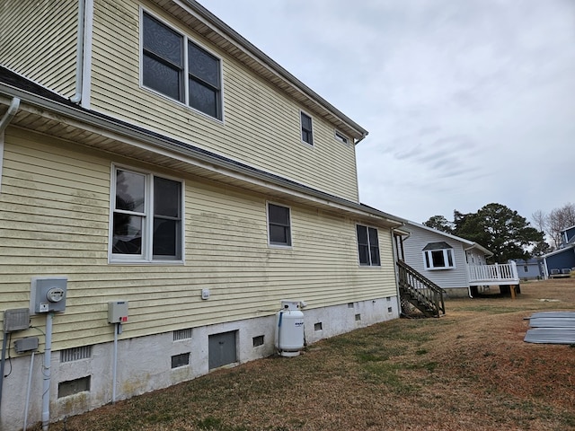 view of side of property featuring a yard