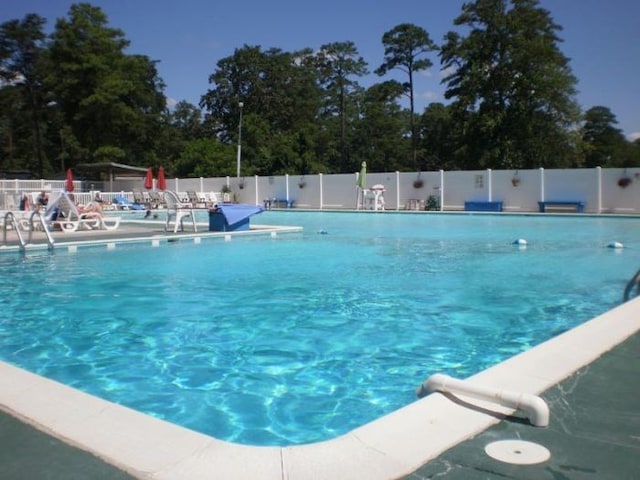 view of swimming pool