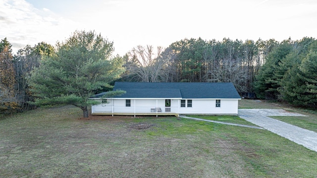 view of front of property featuring a front yard