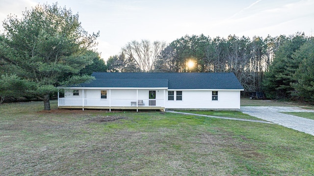 view of front of home featuring a front lawn