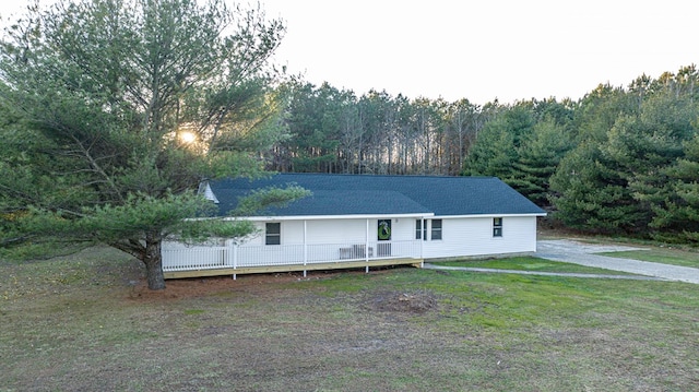 view of front of property featuring a front lawn