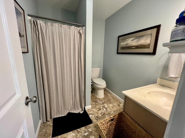 bathroom with a shower with curtain, vanity, and toilet