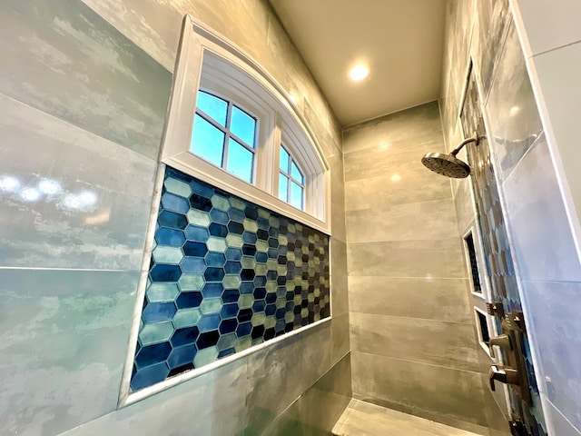 room details featuring tiled shower