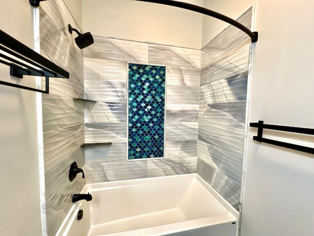 bathroom featuring tiled shower / bath