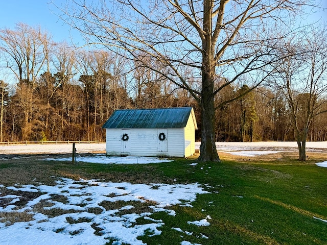 view of yard featuring a storage unit