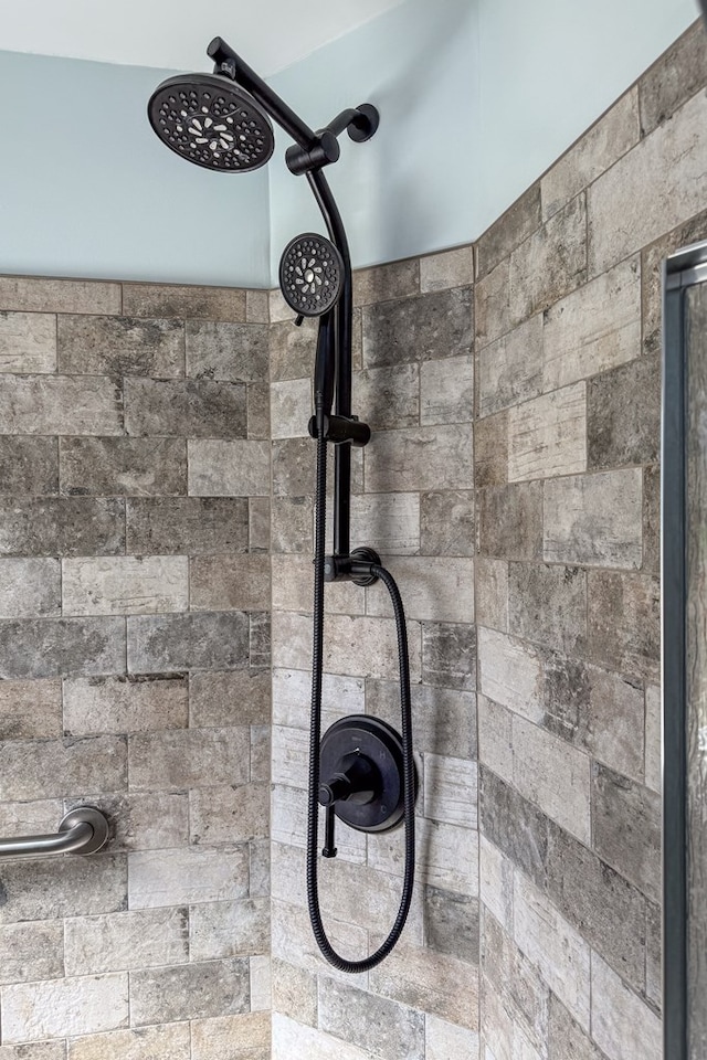 interior details with a tile shower