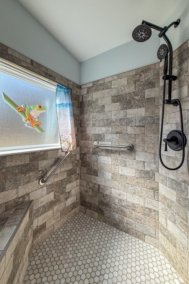 bathroom featuring a tile shower