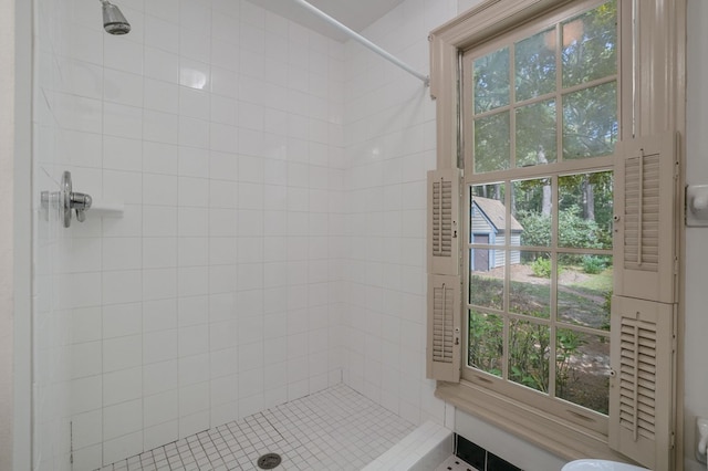 bathroom featuring tiled shower