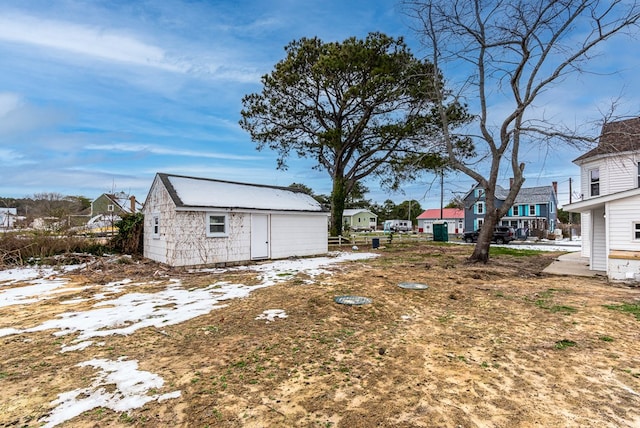 view of yard with an outbuilding