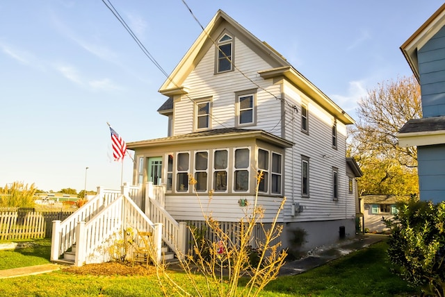 view of front of house with a front lawn