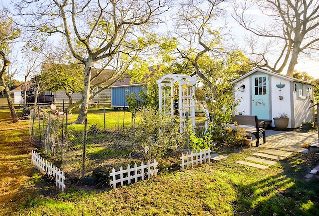 view of yard featuring an outbuilding