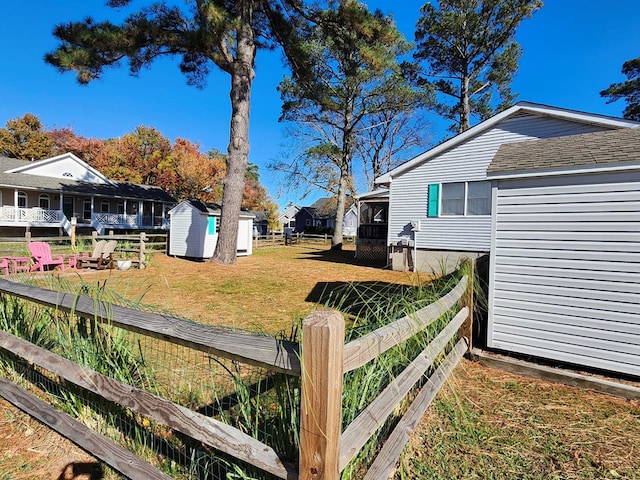 view of yard featuring a shed