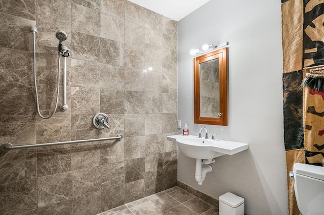 bathroom with toilet and tiled shower