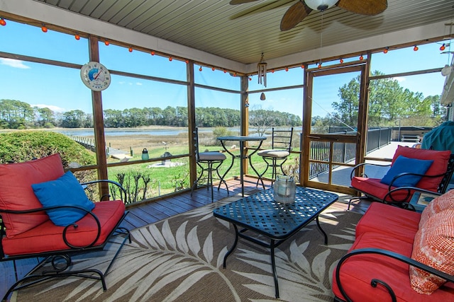 sunroom / solarium featuring a ceiling fan