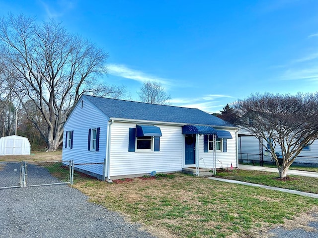 view of front facade with a front yard