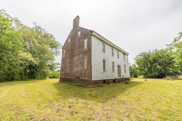 view of side of property featuring a lawn