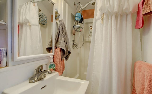 full bathroom featuring a shower with shower curtain and a sink