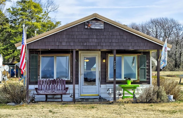 back of house featuring a lawn