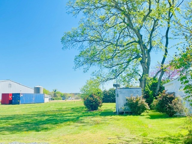 view of yard with an outdoor structure and a pole building