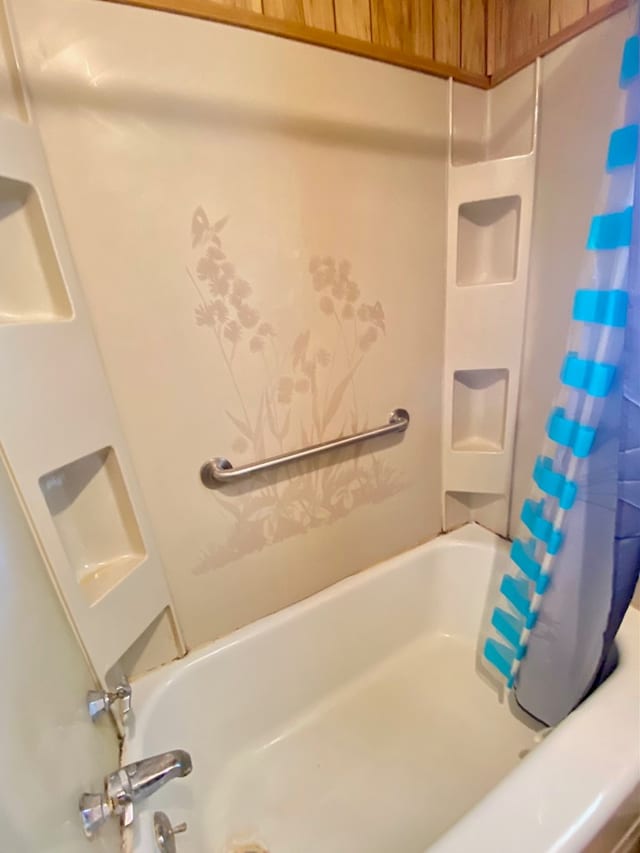 full bath with shower / bathtub combination with curtain