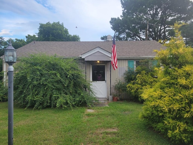 view of front of property with a front lawn