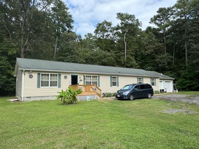 view of front of property featuring a front lawn and a garage