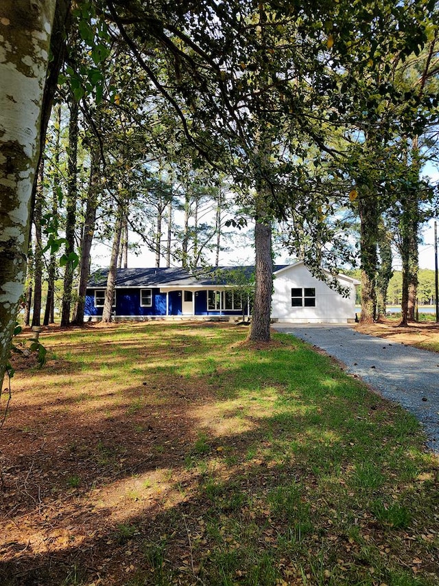 ranch-style house featuring a front yard