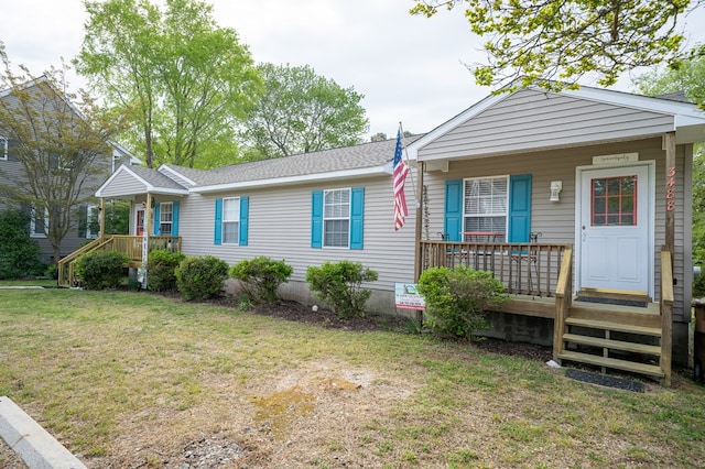 view of front facade featuring a porch and a front yard