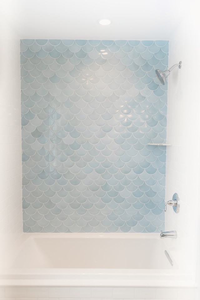 full bath with bathtub / shower combination