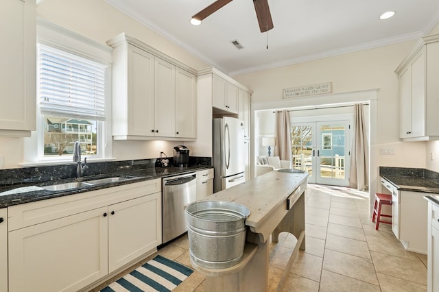 kitchen with visible vents, dishwasher, freestanding refrigerator, a ceiling fan, and a sink