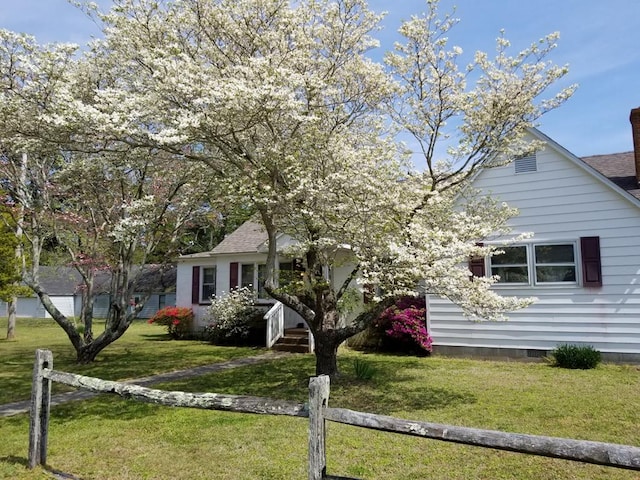view of front of house with a front lawn