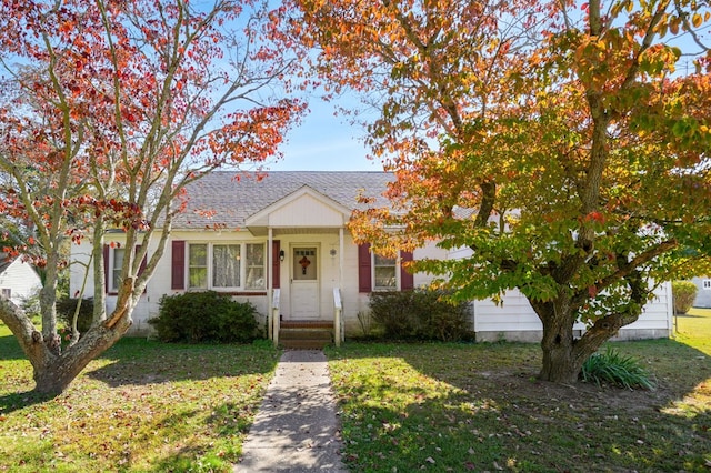 view of front of property with a front lawn