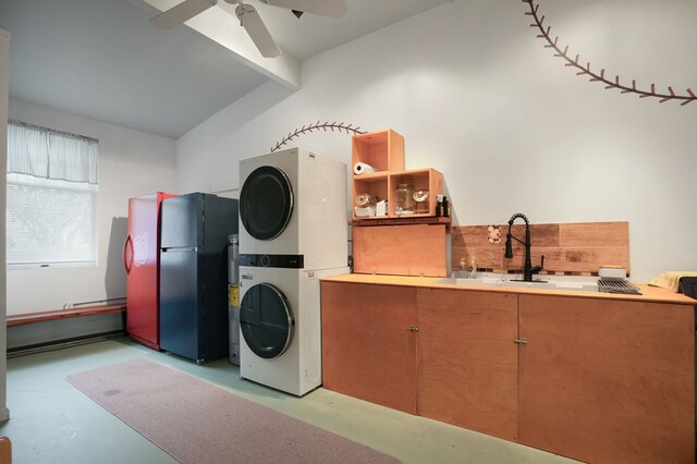 laundry area featuring ceiling fan, sink, and stacked washer and clothes dryer